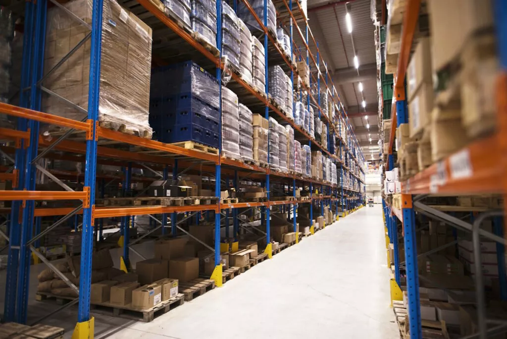 Grijanje skladišta i logističkih centara – EMLO infracrvene grijalice donose toplinu uz minimalnu potrošnju